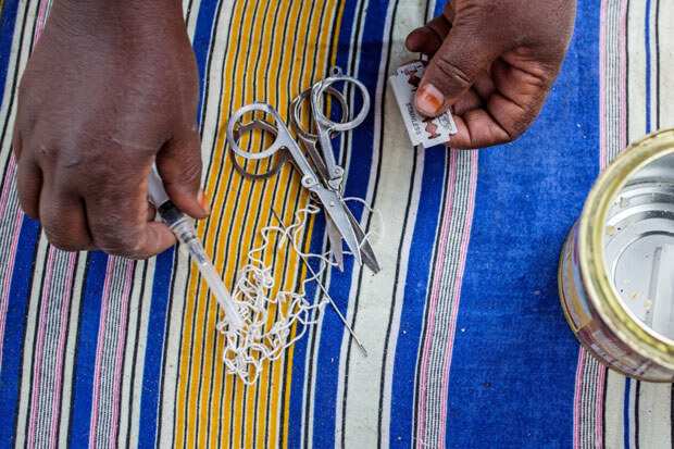 Das Bild zeigt Nadel, Faden und Schere: Mit diesem Werkzeug führen Beschneiderinnen auch heute noch grausame Genitalverstümmelungen durch (ohne medizinisches Wissen und mit oftmals lebensbedrohlichen Folgen für die Opfer.) (Quelle: Mustafa Saeed/Kindernothilfe) Das Bild zeigt Nadel, Faden und Schere: Mit diesem Werkzeug führen Beschneiderinnen auch heute noch grausame Genitalverstümmelungen durch (ohne medizinisches Wissen und mit oftmals lebensbedrohlichen Folgen für die Opfer.) (Quelle: Mustafa Saeed/Kindernothilfe)