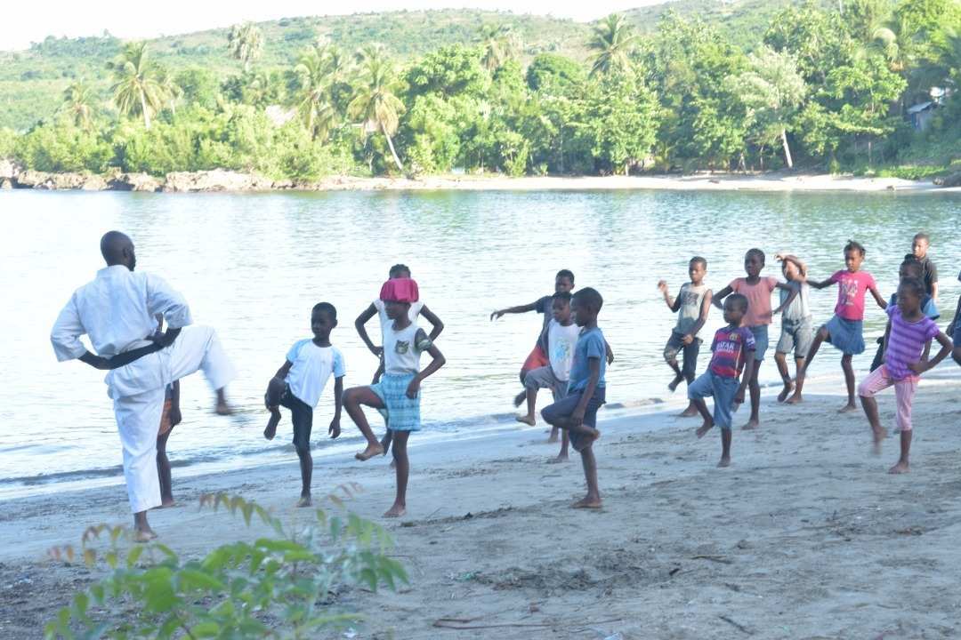 In den Kinderzentren können Mädchen und Buben für einige Stunden mit Sport, Malen, Singen und Spielen das Chaos vergessen (Foto: Kindernothilfe) In den Kinderzentren können Mädchen und Buben für einige Stunden mit Sport, Malen, Singen und Spielen das Chaos vergessen (Foto: Kindernothilfe)
