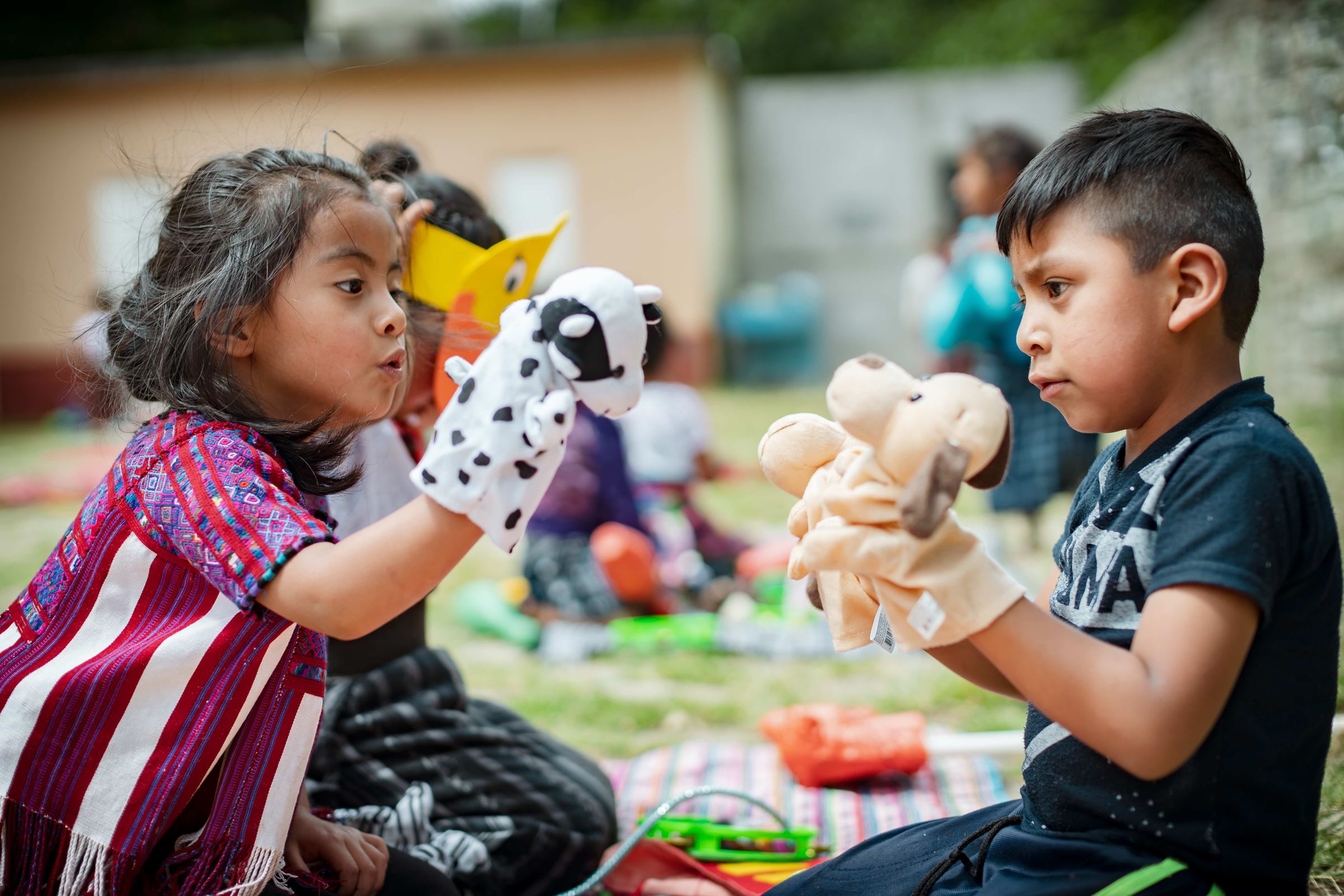 Ein Mädchen und ein Junge aus Guatemala spielen mit Handpuppen. (Quelle: Jakob Studnar) Ein Mädchen und ein Junge aus Guatemala spielen mit Handpuppen. (Quelle: Jakob Studnar)