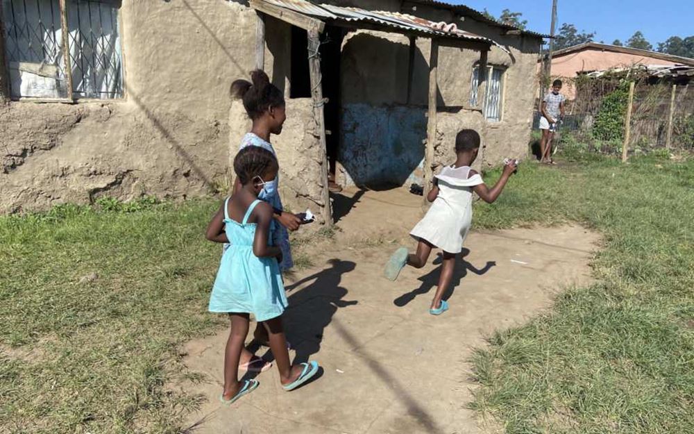 Kinder in Südafrika beim Hüpfspiel (Foto: Anne Becker) Kinder in Südafrika beim Hüpfspiel (Foto: Anne Becker)