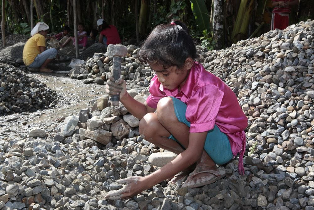 Kinderarbeiterin im Steinbruch in Indonesien (Foto:Kindernothilfe) Kinderarbeiterin im Steinbruch in Indonesien (Foto:Kindernothilfe)