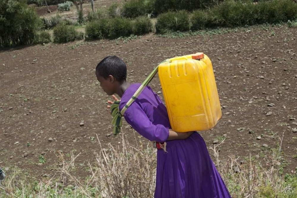 Mädchen trägt Wasserkanister in Äthiopien (Foto: Kindernothilfepartner) Mädchen trägt Wasserkanister in Äthiopien (Foto: Kindernothilfepartner)
