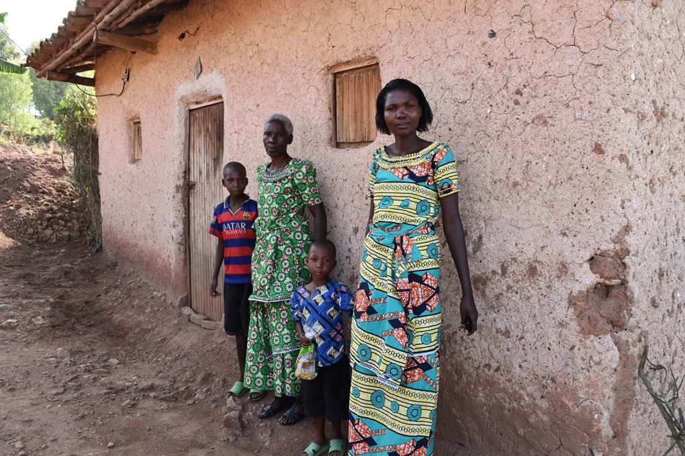 Eine Familie vor ihrem Lehmhaus in Ruanda (Foto: Andreas Wagner) Eine Familie vor ihrem Lehmhaus in Ruanda (Foto: Andreas Wagner)