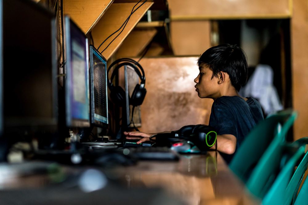 Bub vor dem Computer (Foto: Kindernothilfepartner) Bub vor dem Computer (Foto: Kindernothilfepartner)