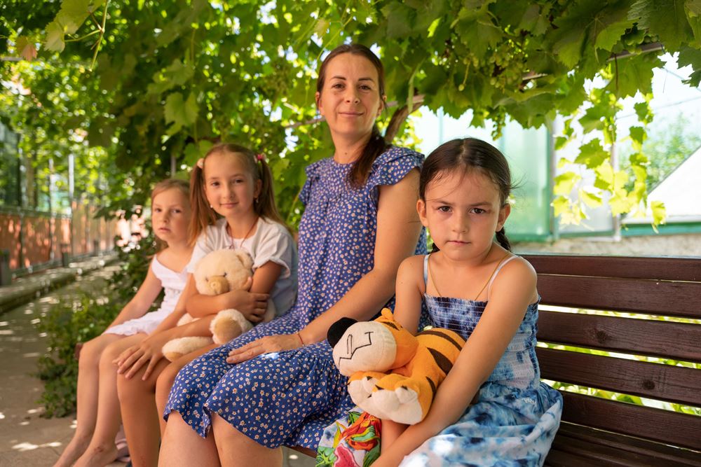 Inna mit drei Mädchen im Garten des Tudora-Projekts vom Kindernothilfepartner CONCORDIA Sozialprojekte (Quelle: Christian Nusch) Inna mit drei Mädchen im Garten des Tudora-Projekts vom Kindernothilfepartner CONCORDIA Sozialprojekte (Quelle: Christian Nusch)