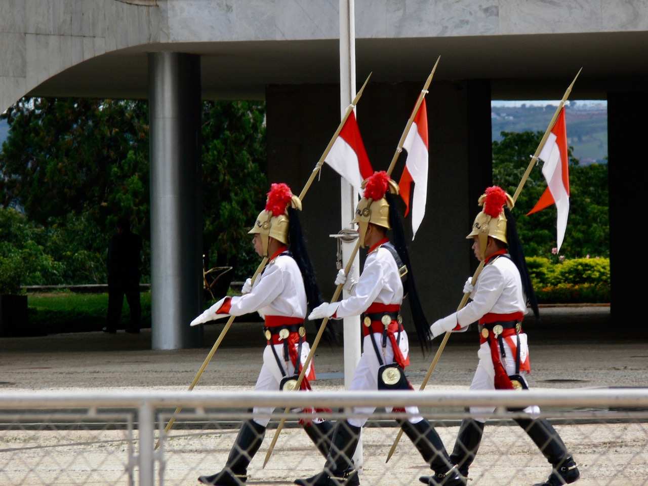 Brasilien - Welchen Weg nimmt das größte Land Lateinamerikas? Wachwechsel vor dem Präsidentenpalast in Brasilia (Foto: Jürgen Schübelin)