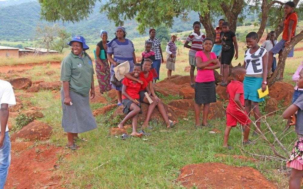 Gabsile (rechts mit gelbem Zettel) ist die charismatische Leiterin eines Kinderrechts-Clubs in Eswatini (Quelle: Ralf Krämer) Gabsile (rechts mit gelbem Zettel) ist die charismatische Leiterin eines Kinderrechts-Clubs in Eswatini (Quelle: Ralf Krämer)
