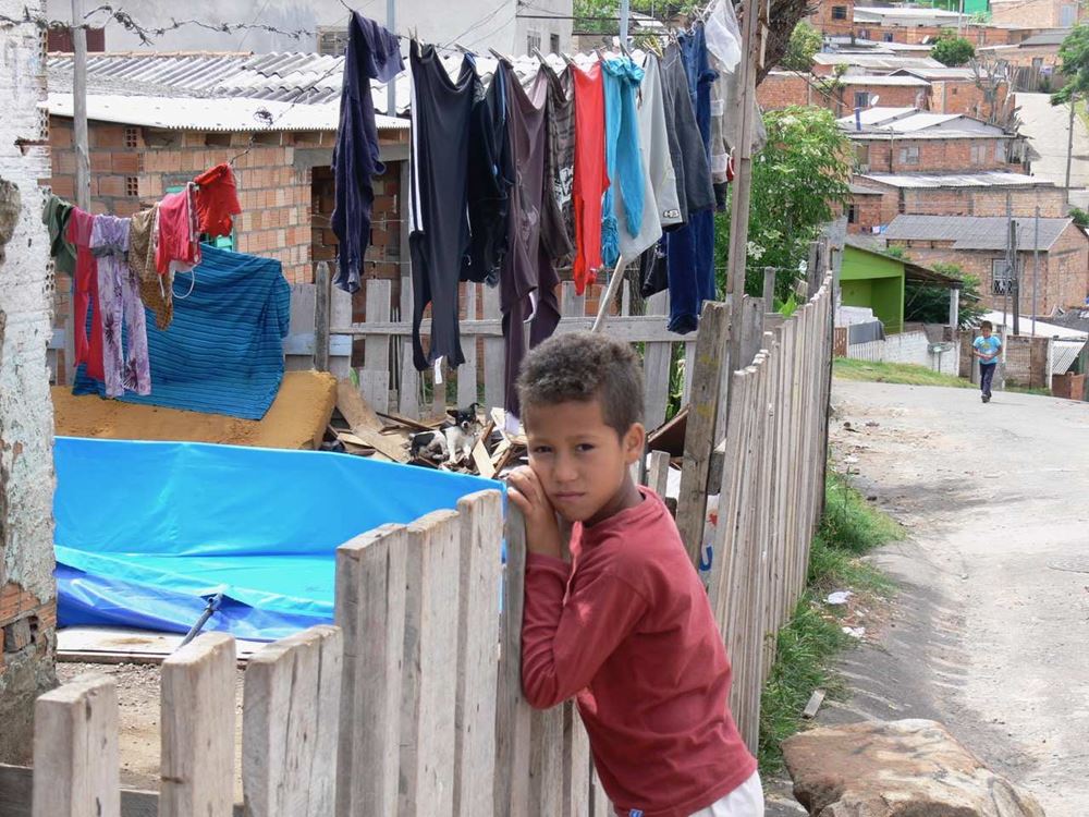 Bub in einem brasilianischen favela (Foto: Jürgen Schübelin) Bub in einem brasilianischen favela (Foto: Jürgen Schübelin)