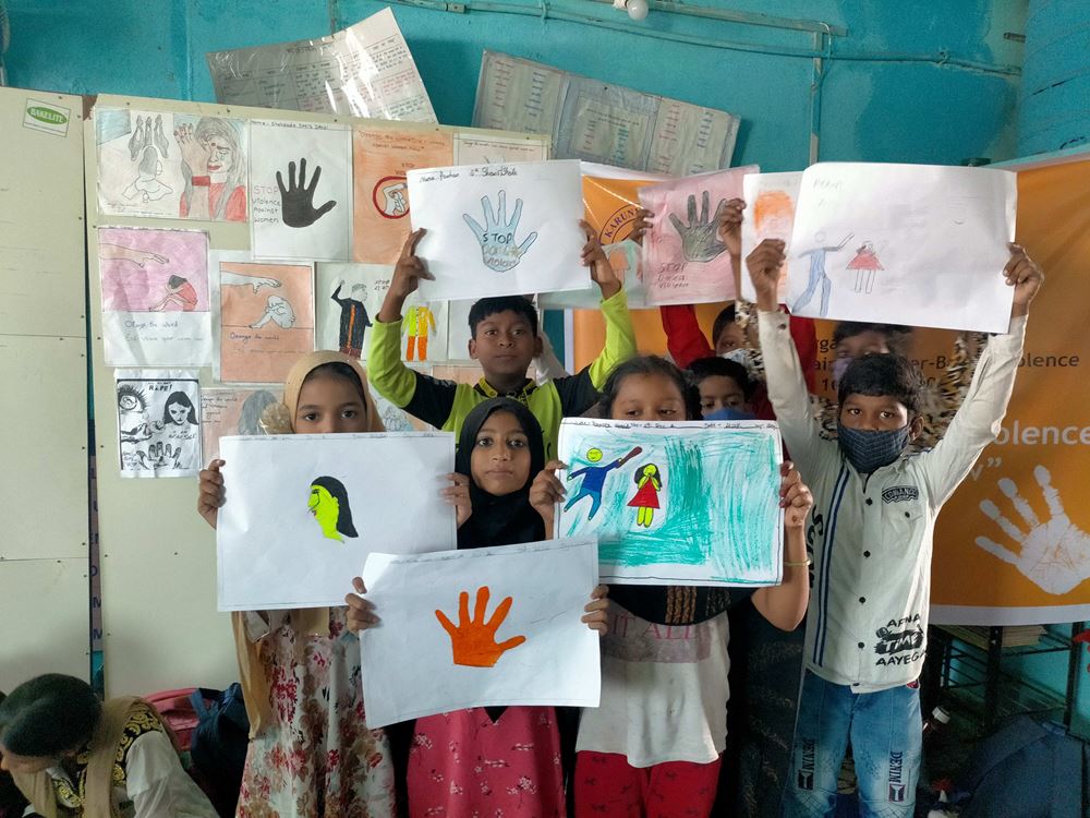 Einige Kinder haben Bilder gemalt und zeigen darauf, was sie unter Gewalt verstehen und, dass die Gewalt beendet werden muss. Foto: Kindernothilfe-Partner Kurunya Trust Einige Kinder haben Bilder gemalt und zeigen darauf, was sie unter Gewalt verstehen und, dass die Gewalt beendet werden muss. Foto: Kindernothilfe-Partner Kurunya Trust