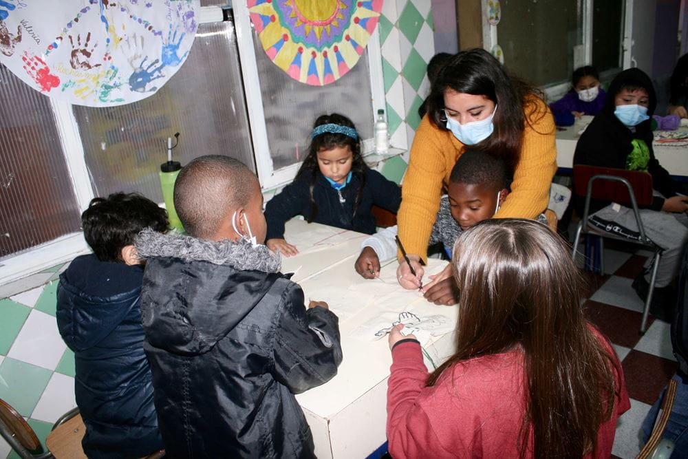 Chile: Eine der wichtigsten Herausforderungen der zurückliegenden Jahre: Die Integration von Kindern, die mit ihren Familien aus Haiti nach Chile geflüchtet sind. Foto aus dem Projekt "La Victoria". Foto (2022): Jürgen Schübelin Chile: Eine der wichtigsten Herausforderungen der zurückliegenden Jahre: Die Integration von Kindern, die mit ihren Familien aus Haiti nach Chile geflüchtet sind. Foto aus dem Projekt "La Victoria". Foto (2022): Jürgen Schübelin