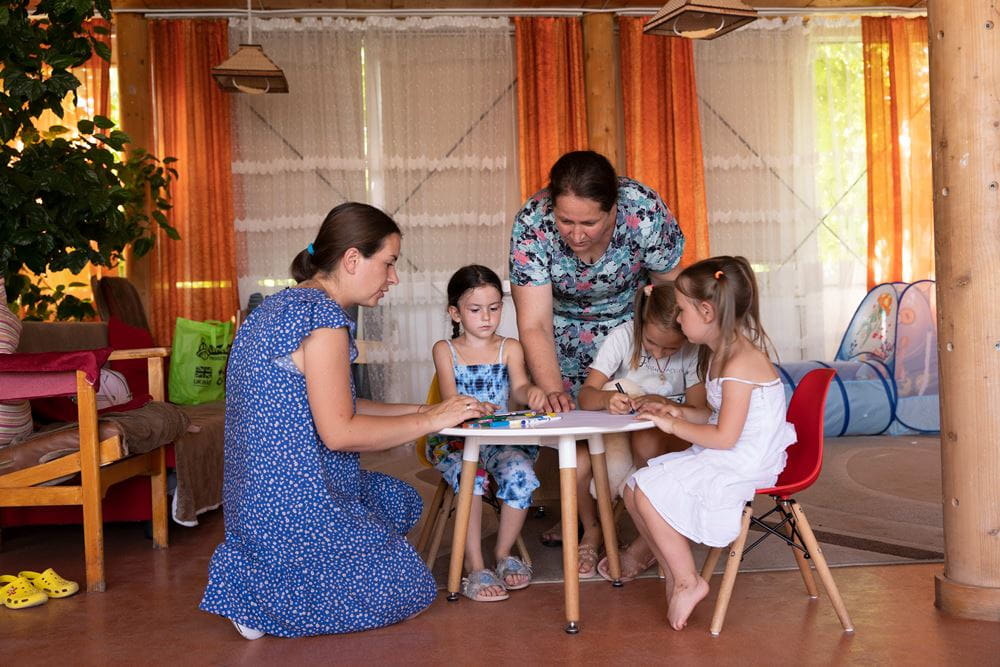 Veronika Mocan, Projektleiterin des Multifunktionszentrums von CONCORDIA Sozialprojekte in Tudora/Moldau kümmert sich liebevoll um die Kinder und ihre Mütter (Foto: CONCORDIA Sozialprojekte Österreich) Veronika Mocan, Projektleiterin des Multifunktionszentrums von CONCORDIA Sozialprojekte in Tudora/Moldau kümmert sich liebevoll um die Kinder und ihre Mütter (Foto: CONCORDIA Sozialprojekte Österreich)