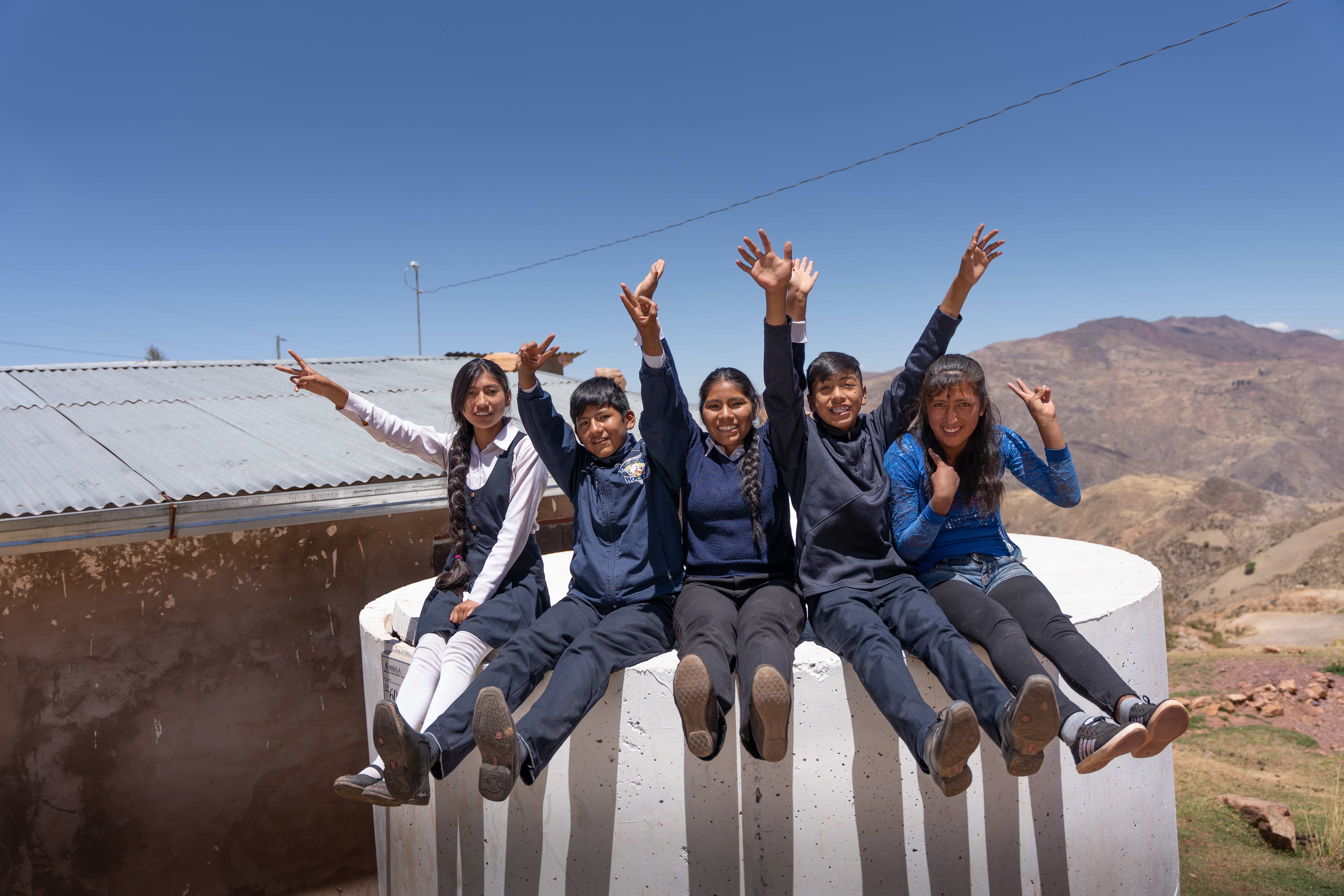 Bolivien: 5 Kinder auf einem großen gemauerten Wasserbehälter. (Foto: Christian Nusch) Bolivien: 5 Kinder auf einem großen gemauerten Wasserbehälter. (Foto: Christian Nusch)
