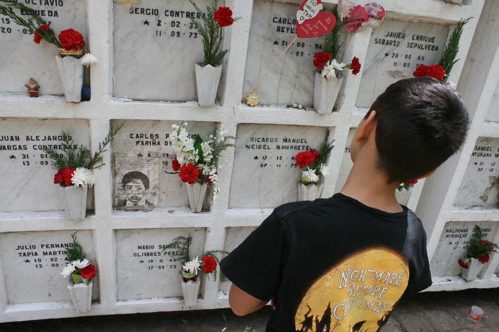 Das Urnenfeld der am 11. September 1973 und danach Ermordeten auf dem Zentralfriedhof in Santiago de Chile (Foto: Jürgen Schübelin) Das Urnenfeld der am 11. September 1973 und danach Ermordeten auf dem Zentralfriedhof in Santiago de Chile (Foto: Jürgen Schübelin)