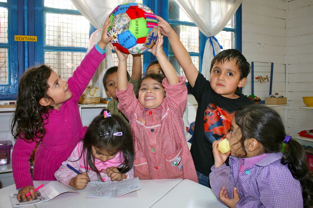 Chile: Spielerischer Zugang zu den Kinderrechten - Auf dem Ball stehen die wichtigsten Forderungen der UN-Kinderrechtskonvention, Projekt "Belén El Cobre". Foto: Jürgen Schübelin Chile: Spielerischer Zugang zu den Kinderrechten - Auf dem Ball stehen die wichtigsten Forderungen der UN-Kinderrechtskonvention, Projekt "Belén El Cobre". Foto: Jürgen Schübelin