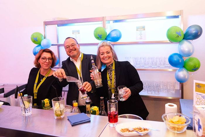 An der Kindernothilfe-Bar nahm der spannende Abend mit Cocktails aus den Projektländern einen gemütlichen Ausklang (Foto: Andreas Zopf) An der Kindernothilfe-Bar nahm der spannende Abend mit Cocktails aus den Projektländern einen gemütlichen Ausklang (Foto: Andreas Zopf)