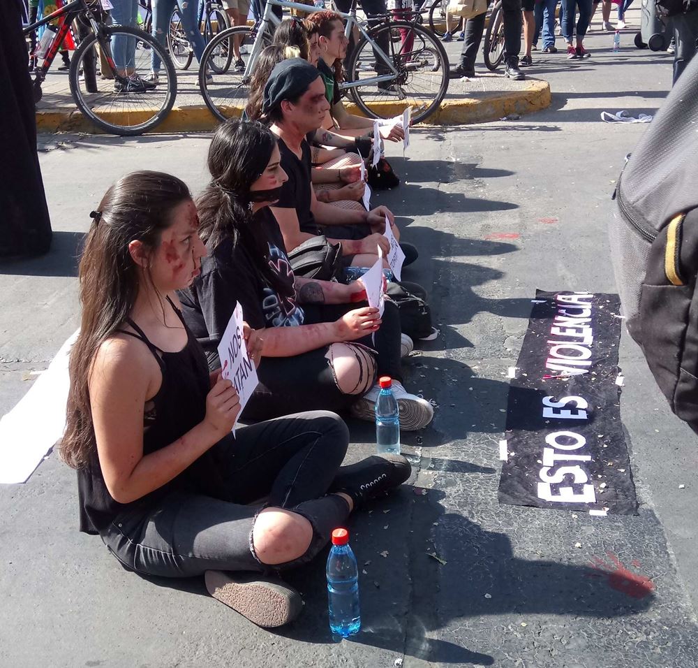 Szene aus der Zeit der Massenproteste des "Estallido Social" 2019/2020 mit der Erinnerung an die extreme Polizeigewalt: "Nos matan - Sie töten uns" (Foto: Ximena Galleguillos) Szene aus der Zeit der Massenproteste des "Estallido Social" 2019/2020 mit der Erinnerung an die extreme Polizeigewalt: "Nos matan - Sie töten uns" (Foto: Ximena Galleguillos)