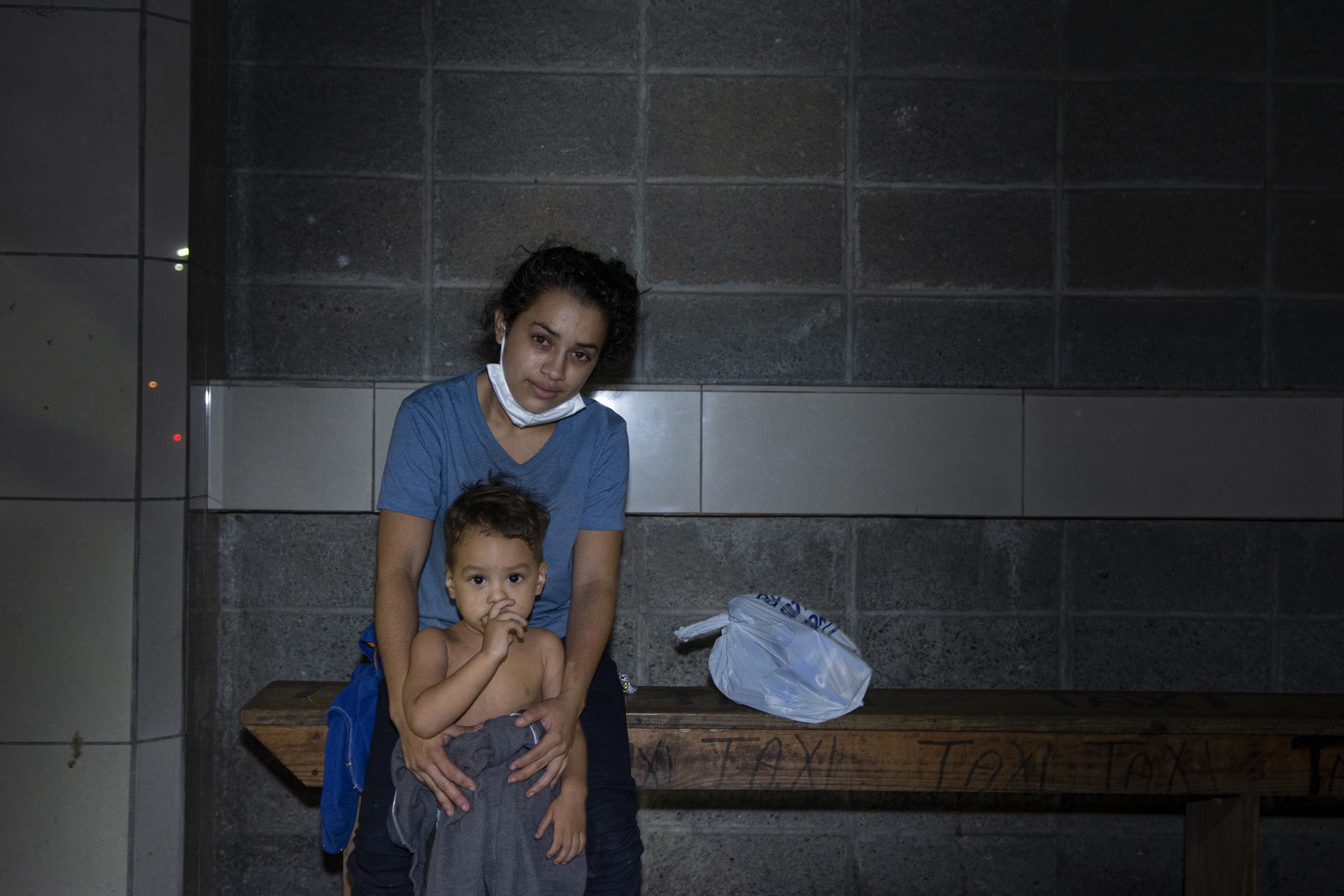 Eine Mutter und ihr Sohn in der Nacht an einer Bushaltestelle (Quelle: Christian Nusch) Eine Mutter und ihr Sohn in der Nacht an einer Bushaltestelle (Quelle: Christian Nusch)