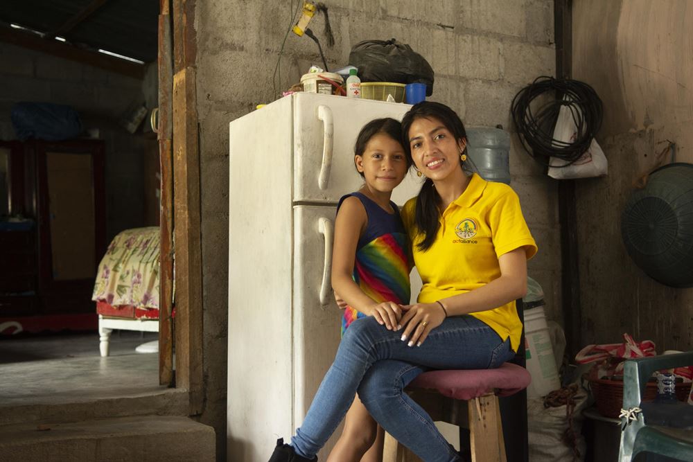 Eine Frau sitzt auf einem Stuhl und hält ein Mädchen im Arm (Quelle: Christian Nusch) Eine Frau sitzt auf einem Stuhl und hält ein Mädchen im Arm (Quelle: Christian Nusch)