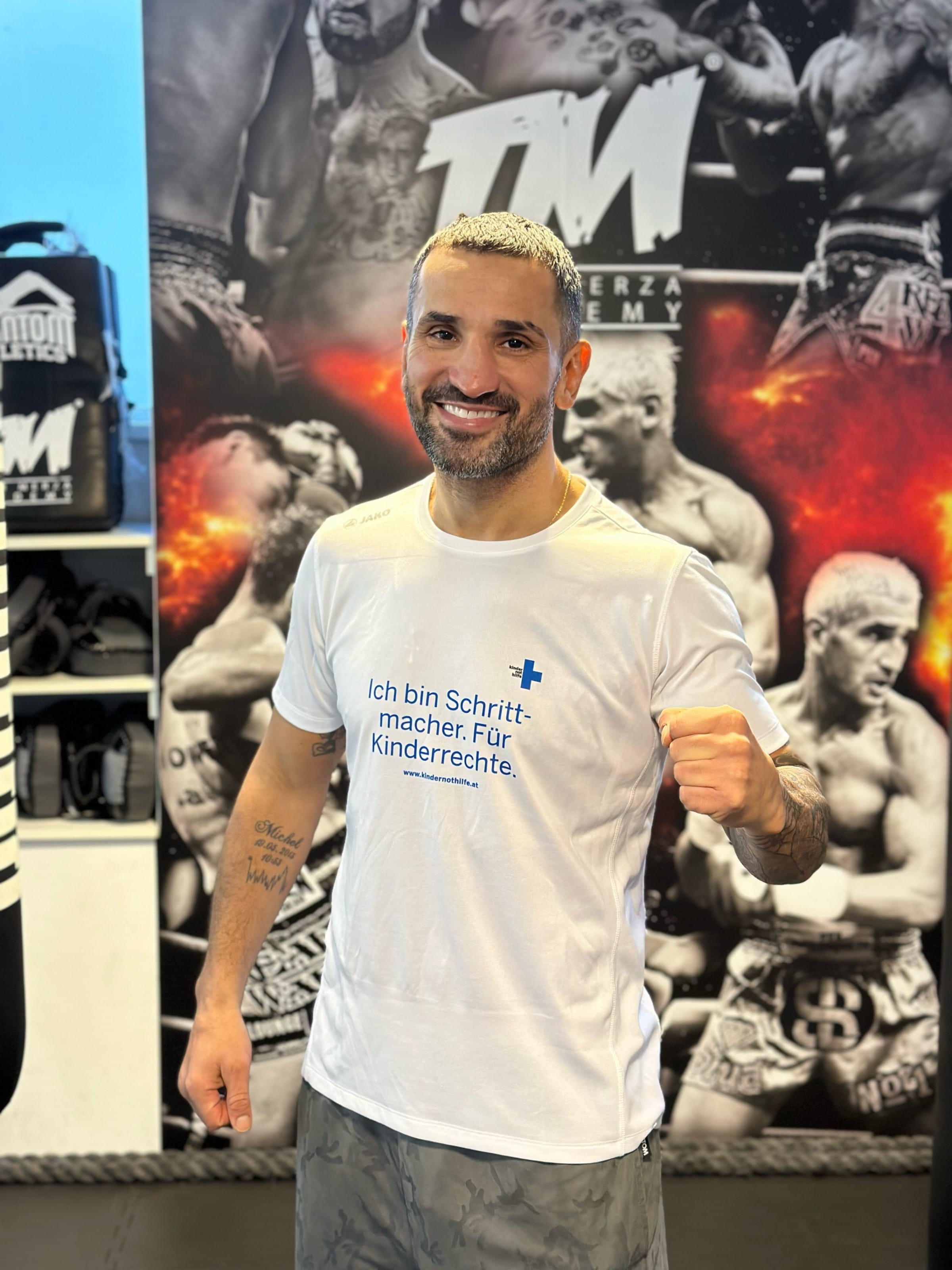 Fadi Merza engagiert sich für Kinder in Not und ihre Rechte (Foto: Fadi Merza) Maktub Yoga hilft mit Schutzpatenschaften (Foto: Nina Nagy Photography)