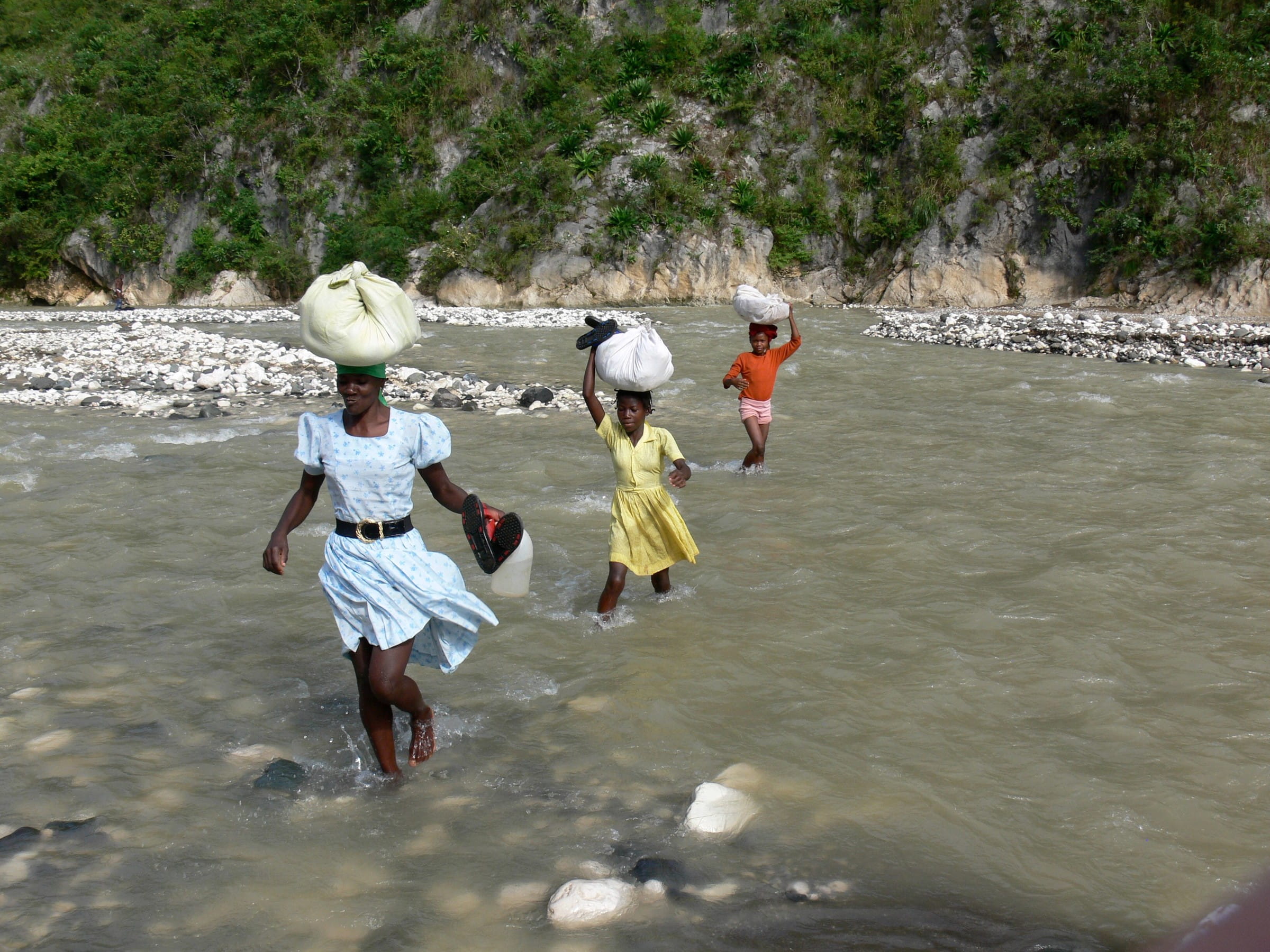 Haiti: Fluchtroute über den Rivière Momance in die Berge südlich von Carrefour (Fotos Jürgen Schübelin) Haiti: Fluchtroute über den Rivière Momance in die Berge südlich von Carrefour (Fotos Jürgen Schübelin)