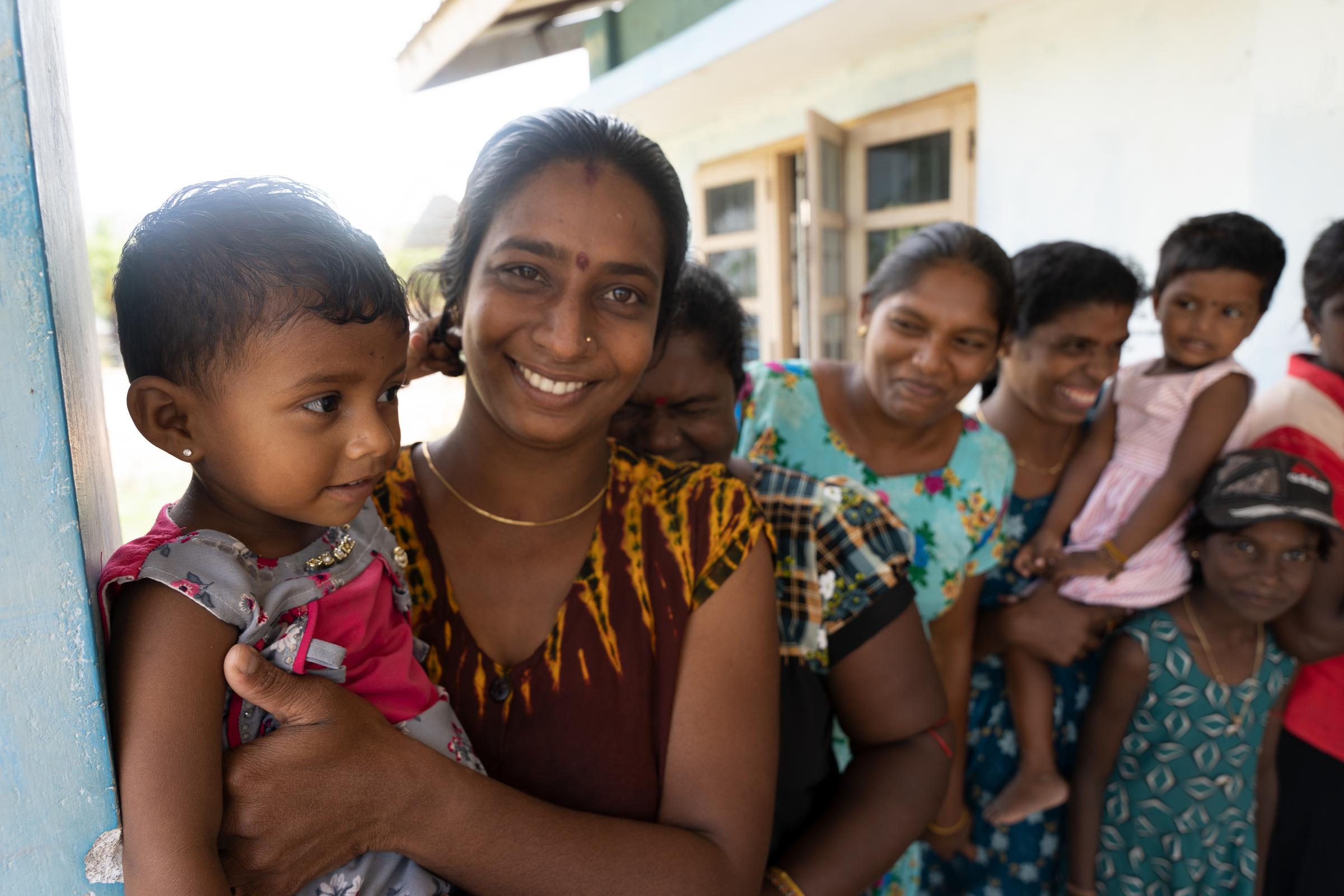 Eine lachende Frauengruppe, zwei haben ein Kind auf dem Arm (Quelle: Christian Nusch) Eine lachende Frauengruppe, zwei haben ein Kind auf dem Arm (Quelle: Christian Nusch)