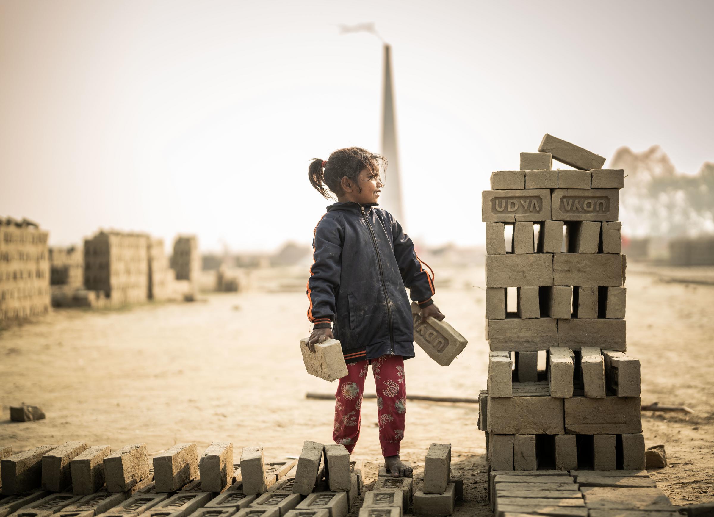 Kinderarbeiterin in einer Ziegelei in Nepal (Foto: Jakob Studnar)