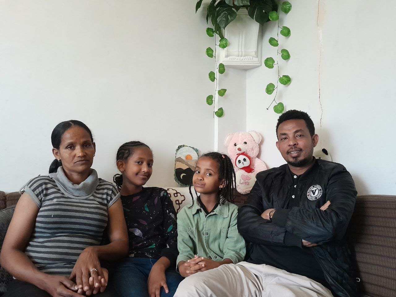 Eine Familie mit zwei Kindern sitzt auf einem Sofa (Quelle: privat)