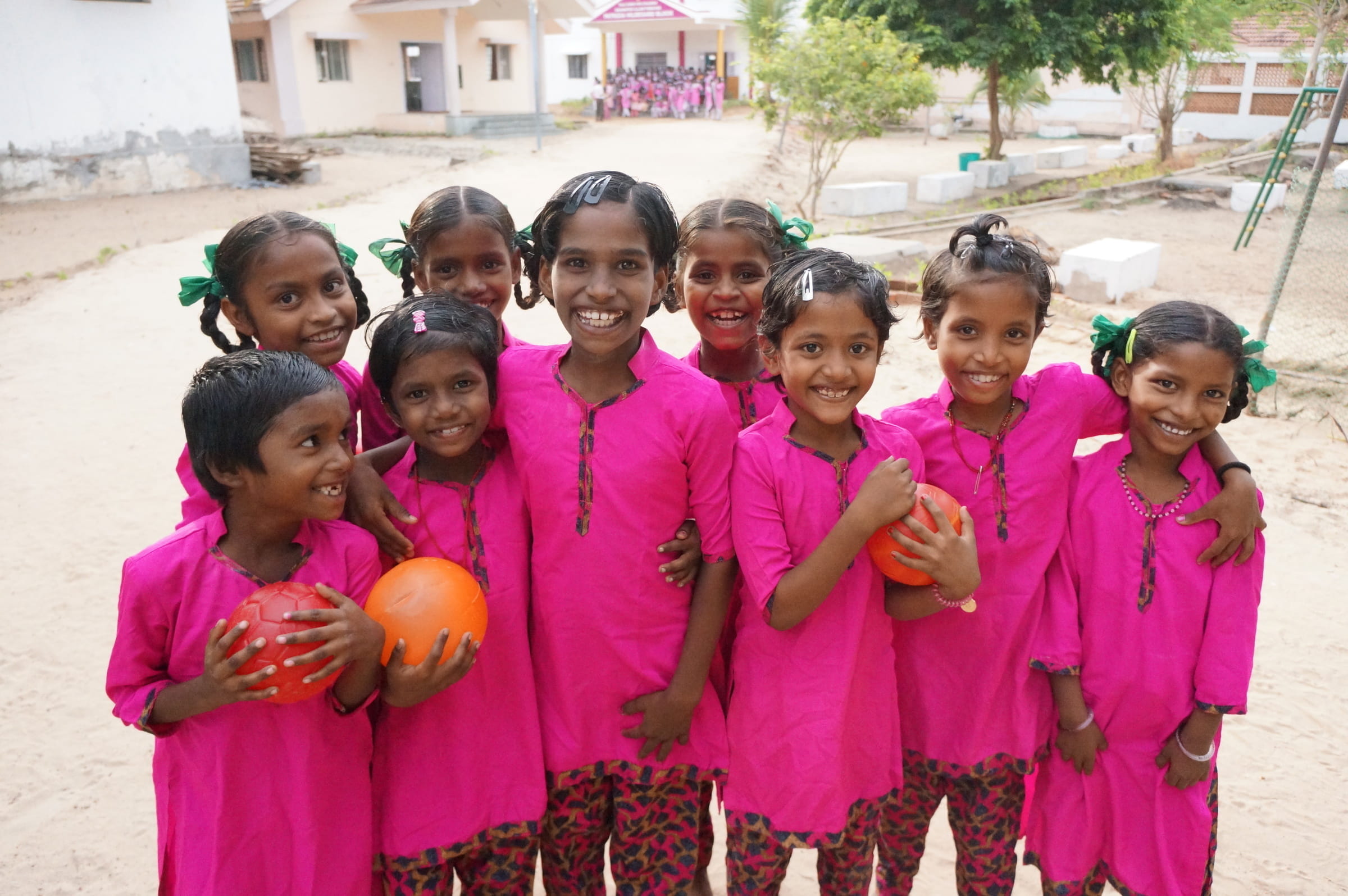 Mädchengruppe in Freizeituniform in Gnanapoo Illam Mädchengruppe in Freizeituniform in Gnanapoo Illam