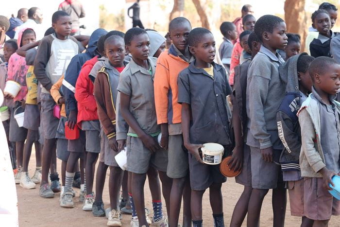Schulspeisungen sichern Kindern in Sambia lebensnotwendige Versorgung (Foto: Kindernothilfe) Schulspeisungen sichern Kindern in Sambia lebensnotwendige Versorgung (Foto: Kindernothilfe)