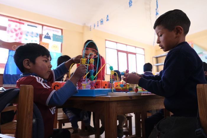 Altersgerechtes Unterrichtsmaterial erhöht den Lernerfolg der Kinder (Foto: Kindernothilfe) Altersgerechtes Unterrichtsmaterial erhöht den Lernerfolg der Kinder (Foto: Kindernothilfe)