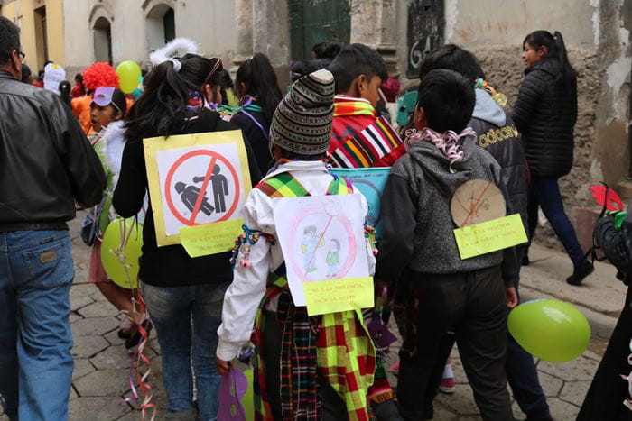 Die Kinder machen an Karneval für mehr Schutz vor Gewalt aufmerksam (Foto: Kindernothilfepartner) Die Kinder machen an Karneval für mehr Schutz vor Gewalt aufmerksam (Foto: Kindernothilfepartner)