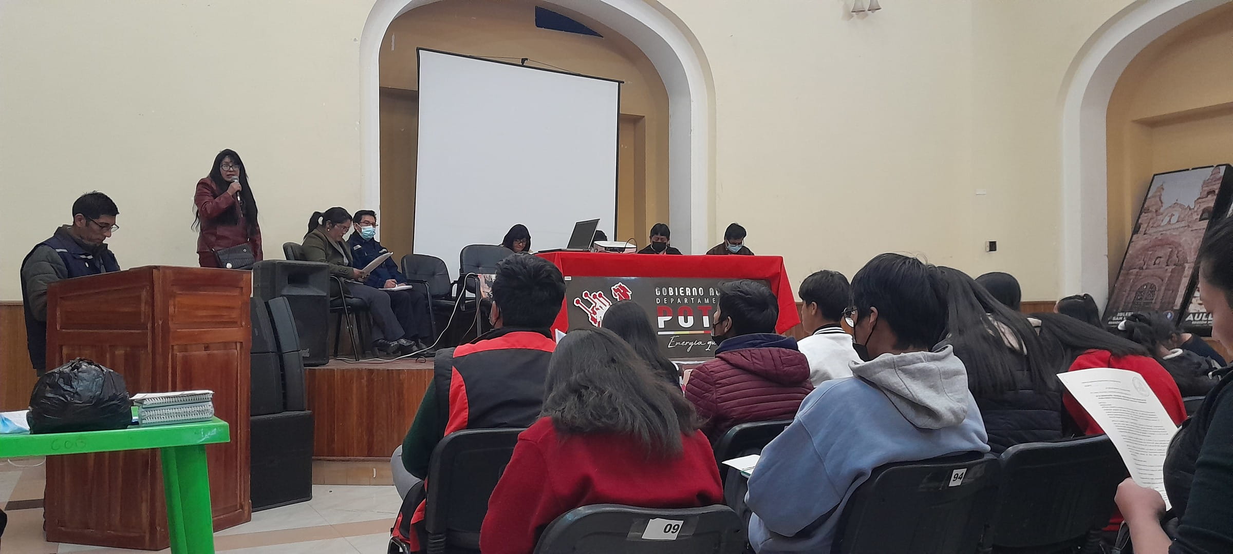 Eltern, Lehrer*innen und Behördenmitarbeitende werden zu den Themen Gewalt und Kinderrechte informiert (Foto: Kindernothilfepartner)