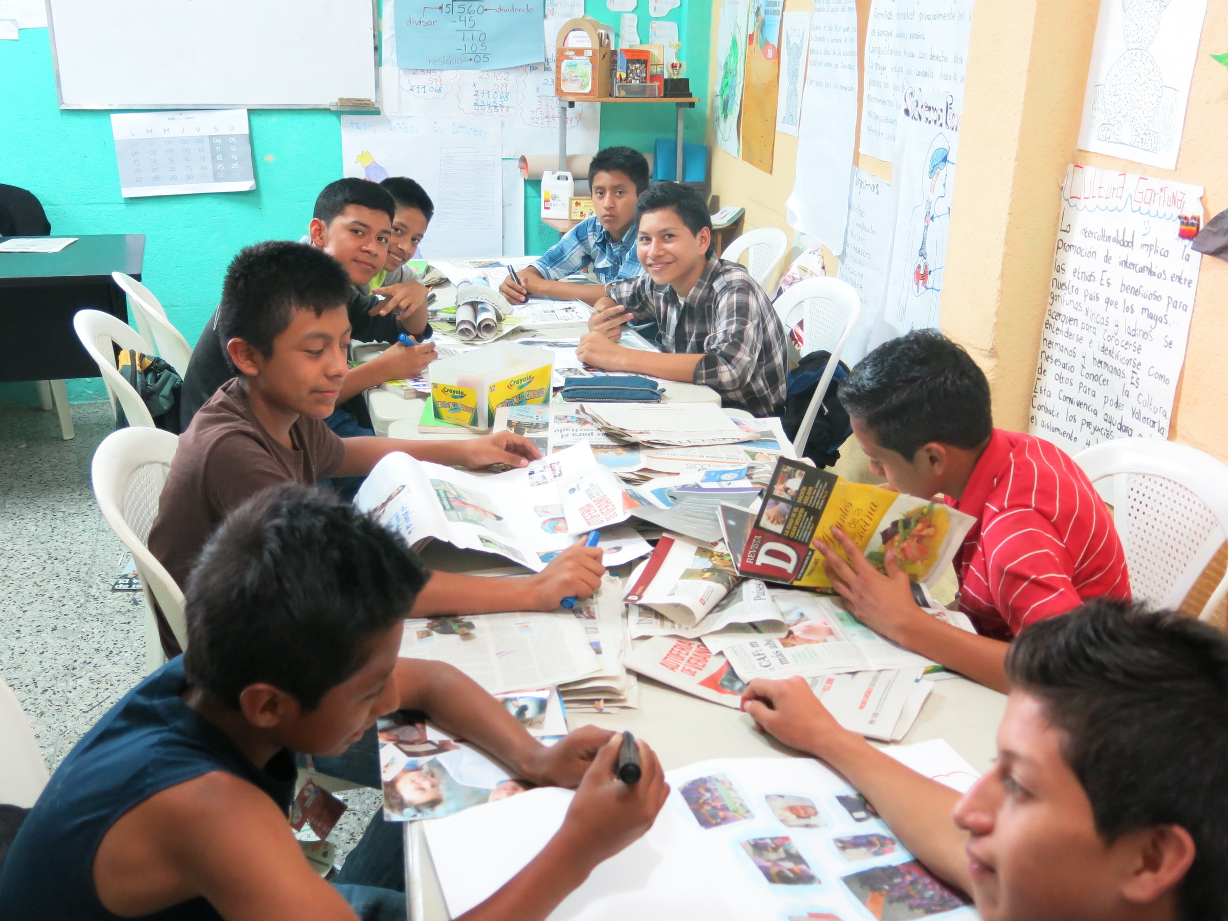 Altersgerechtes Unterrichtsmaterial erhöht den Lernerfolg der Kinder (Foto: Kindernothilfe)