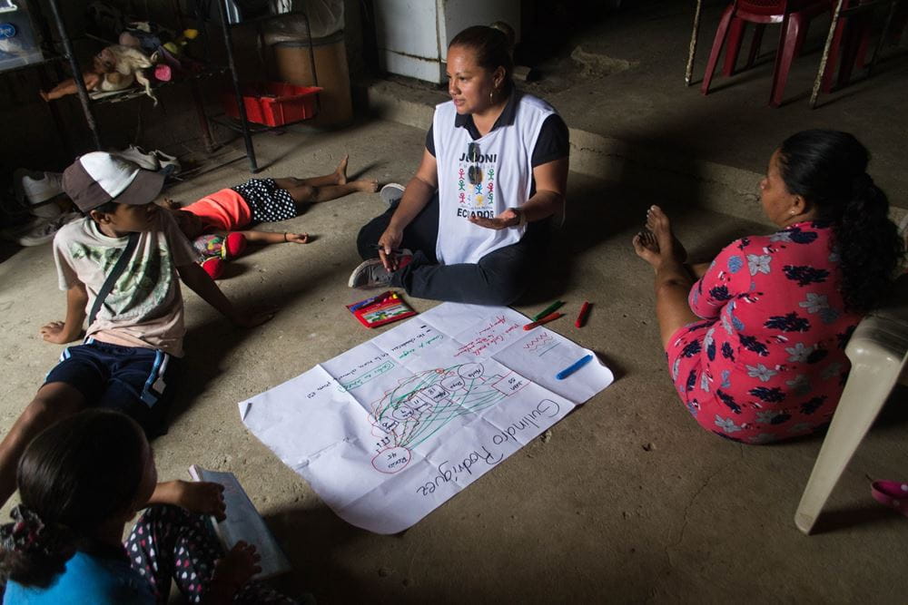 Wie kann ich meine Familie schützen? Arbeits- und Therapiegespräch mit einer Mutter aus dem Armenviertel "Socio Vivienda II" in Guayaquil. Die Aufarbeitung von Gewalterfahrungen und traumatischen Erlebnissen muss die ganze Familie einbeziehen (Foto: Mili Macías) Wie kann ich meine Familie schützen? Arbeits- und Therapiegespräch mit einer Mutter aus dem Armenviertel "Socio Vivienda II" in Guayaquil. Die Aufarbeitung von Gewalterfahrungen und traumatischen Erlebnissen muss die ganze Familie einbeziehen (Foto: Mili Macías)