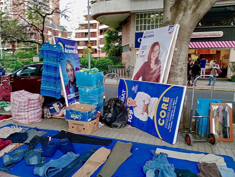 Es gibt eben Prioritäten im Leben: Ambulante Händer haben kurzerhand auf der Plaza Nuñoa in Santiago de Chile Wahlplakate beiseite geräumt, um ihre Angebote in Szene zu setzen (Foto: Ximena Galleguillos) Es gibt eben Prioritäten im Leben: Ambulante Händer haben kurzerhand auf der Plaza Nuñoa in Santiago de Chile Wahlplakate beiseite geräumt, um ihre Angebote in Szene zu setzen (Foto: Ximena Galleguillos)