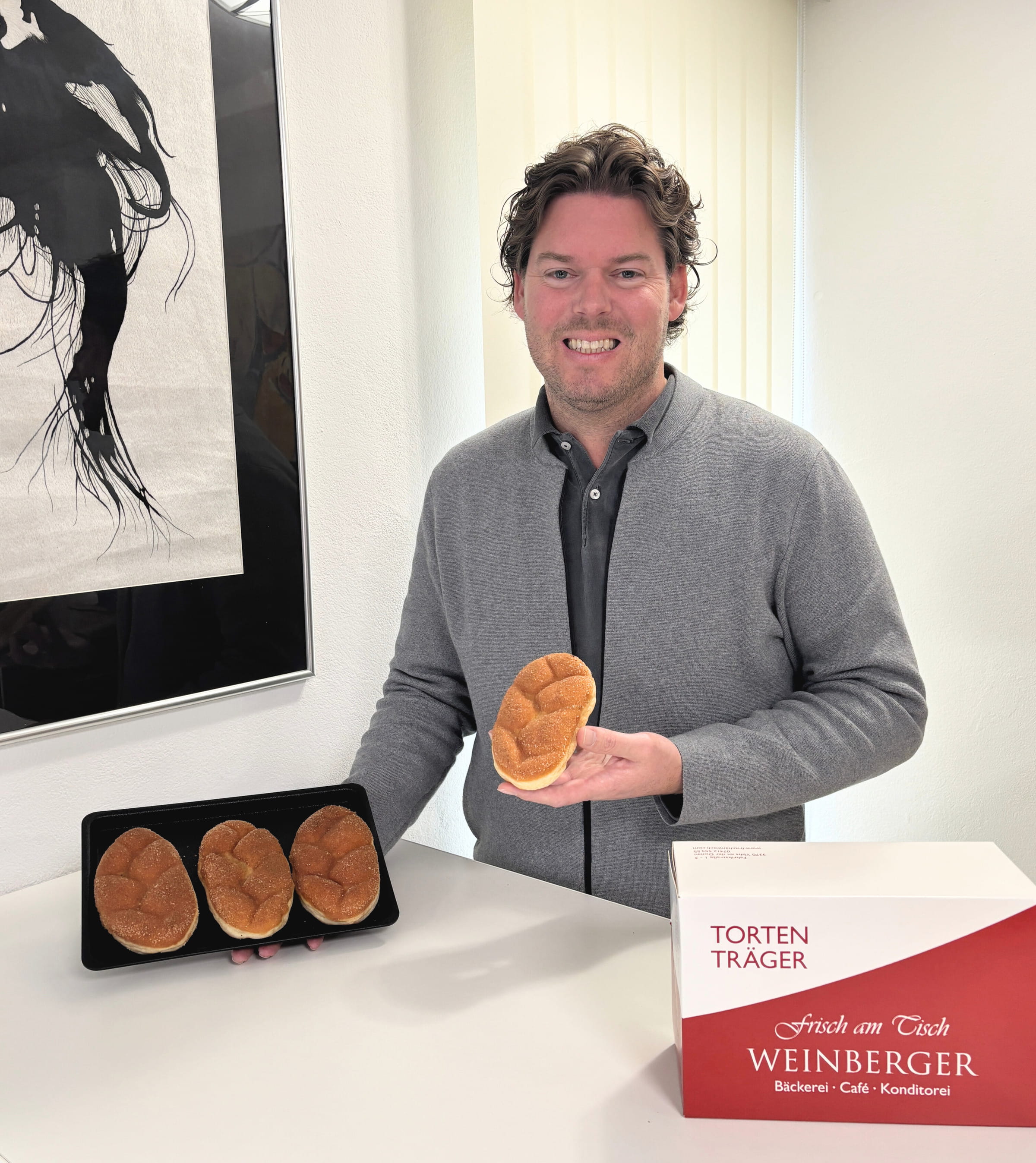 Bäckermeister Alexander Weinberger mit den Kindernothilfe-Krapferl (Foto: Weinberger)