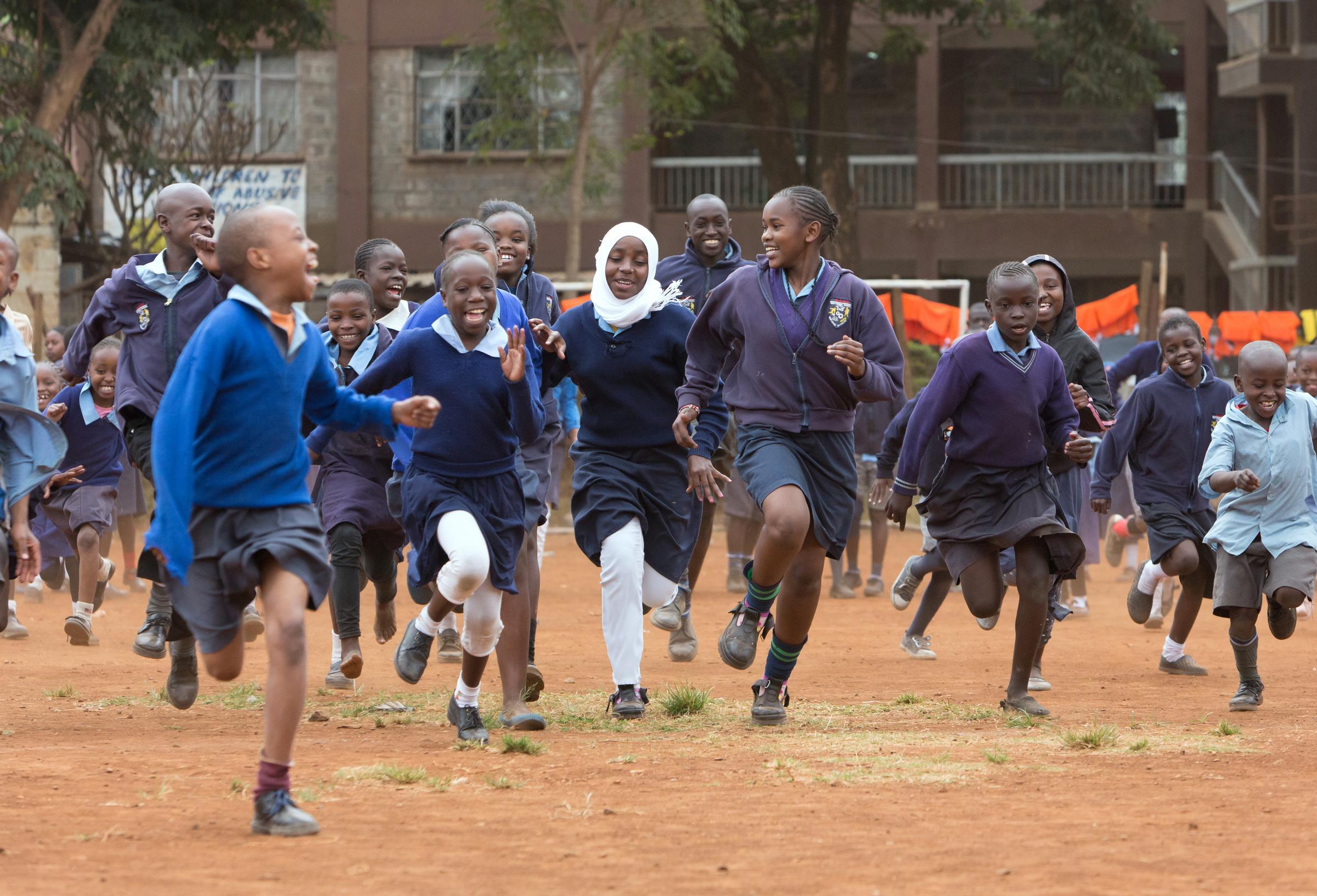 Gemeinsam für Afrika im Projekt - Reise durch Kenia Kinder laufen im Schulhof. (Foto: Stefan Trappe)