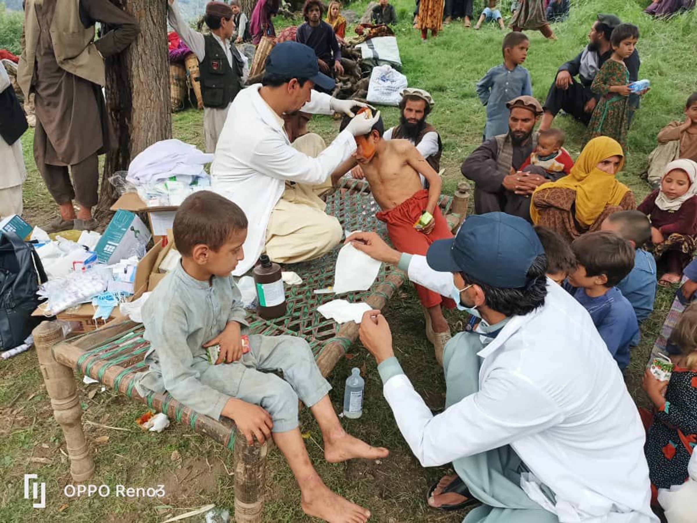 Versorgung von Erdbebenopfern in Ost-Afghanistan (Foto: Kindernothilfe-Partner)