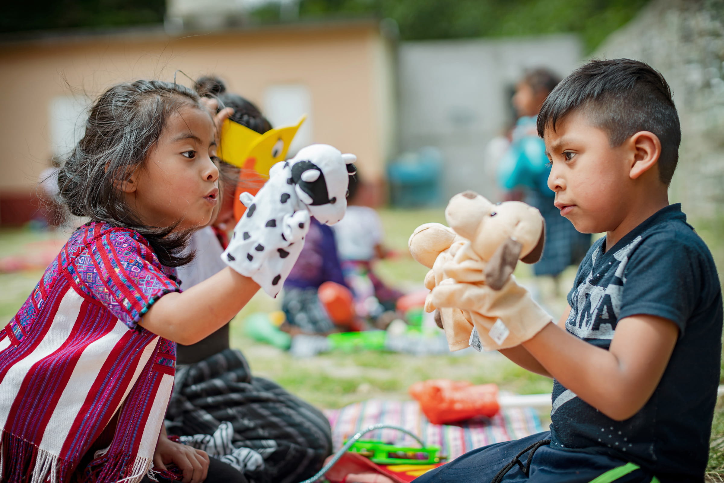 Kinder spielen mit Handpuppen. (Foto: Jakob Studnar) Kinder spielen mit Handpuppen. (Foto: Jakob Studnar)