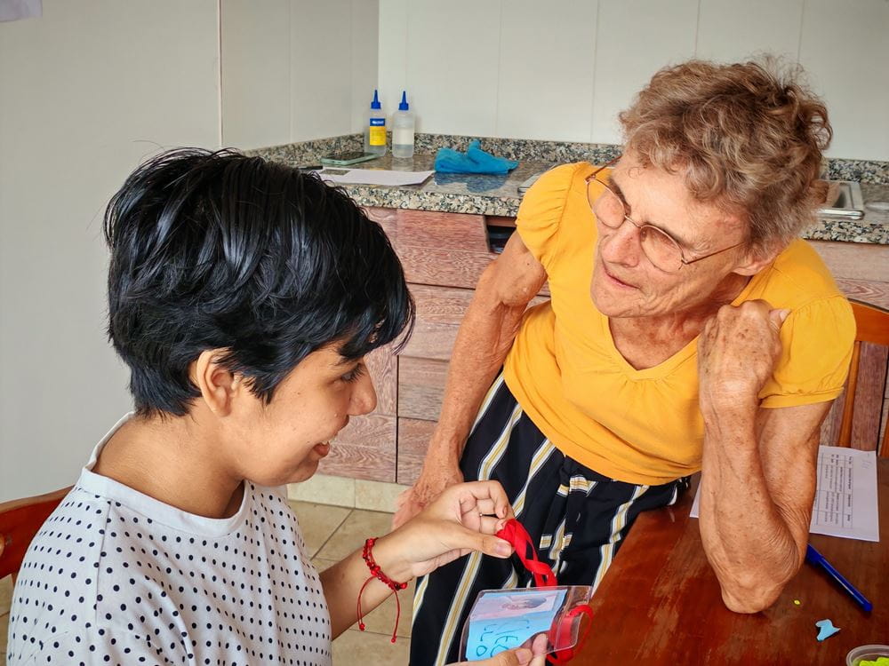 Ilse Kreiner im Gespräch mit einem Kind im Projekt Aynimundo in Lima, Peru. (Foto: Christian Delgado Linares) Ilse Kreiner im Gespräch mit einem Kind im Projekt Aynimundo in Lima, Peru. (Foto: Christian Delgado Linares)