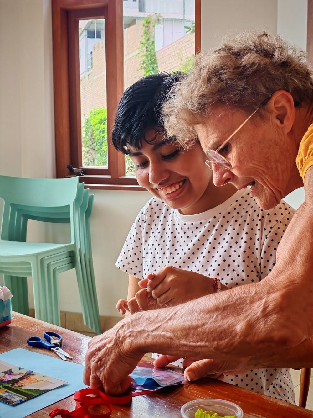 Ilse Kreiner bastelt mit einem Kind im Projekt Aynimundo in Lima, Peru. (Foto: Christian Delgado Linares) Ilse Kreiner bastelt mit einem Kind im Projekt Aynimundo in Lima, Peru. (Foto: Christian Delgado Linares)