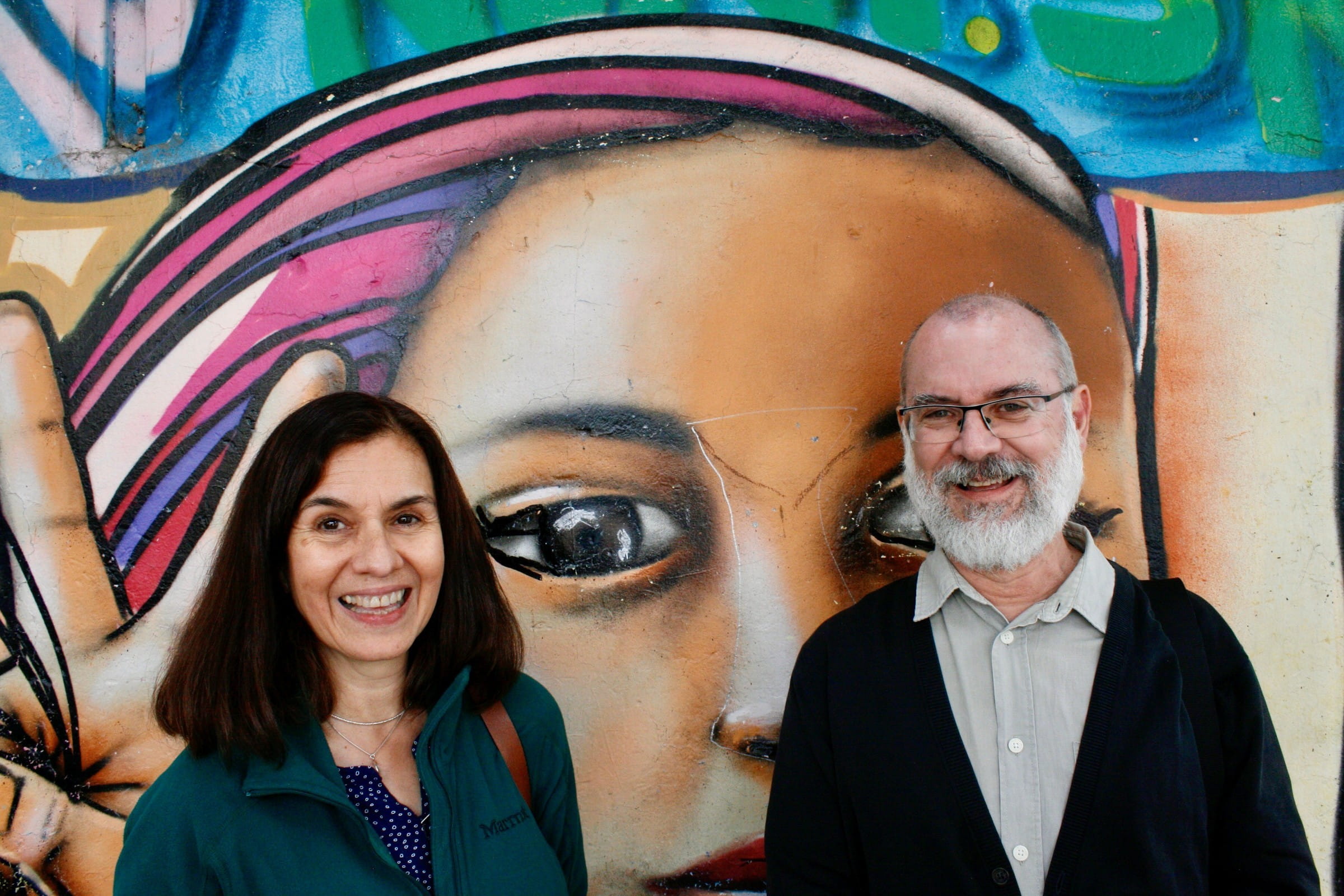 Claudia Vera und José Horacio vor einem der Wandbilder des Projektes „Nuestra Señora de la Victoria“. (Foto: 