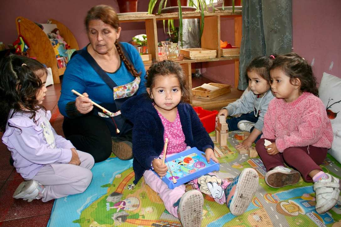 La Victoria: Die Rasenmäher-Kürzungs-Maßnahmen der neuen chilenischen Regierung treffen den seit Jahren chronisch unterfinanzierten Bereich der Arbeit mit Kindern und Jugendlichen in Armenvierteln besonders hart. (Foto: Jürgen Schübelin)