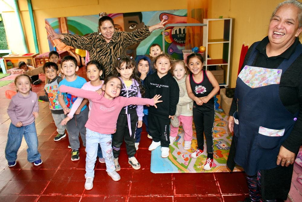 Lachende Kinder in einer Kindertagesstätte in Chile. (Foto: Jürgen Schübelin) Lachende Kinder in einer Kindertagesstätte in Chile. (Foto: Jürgen Schübelin)