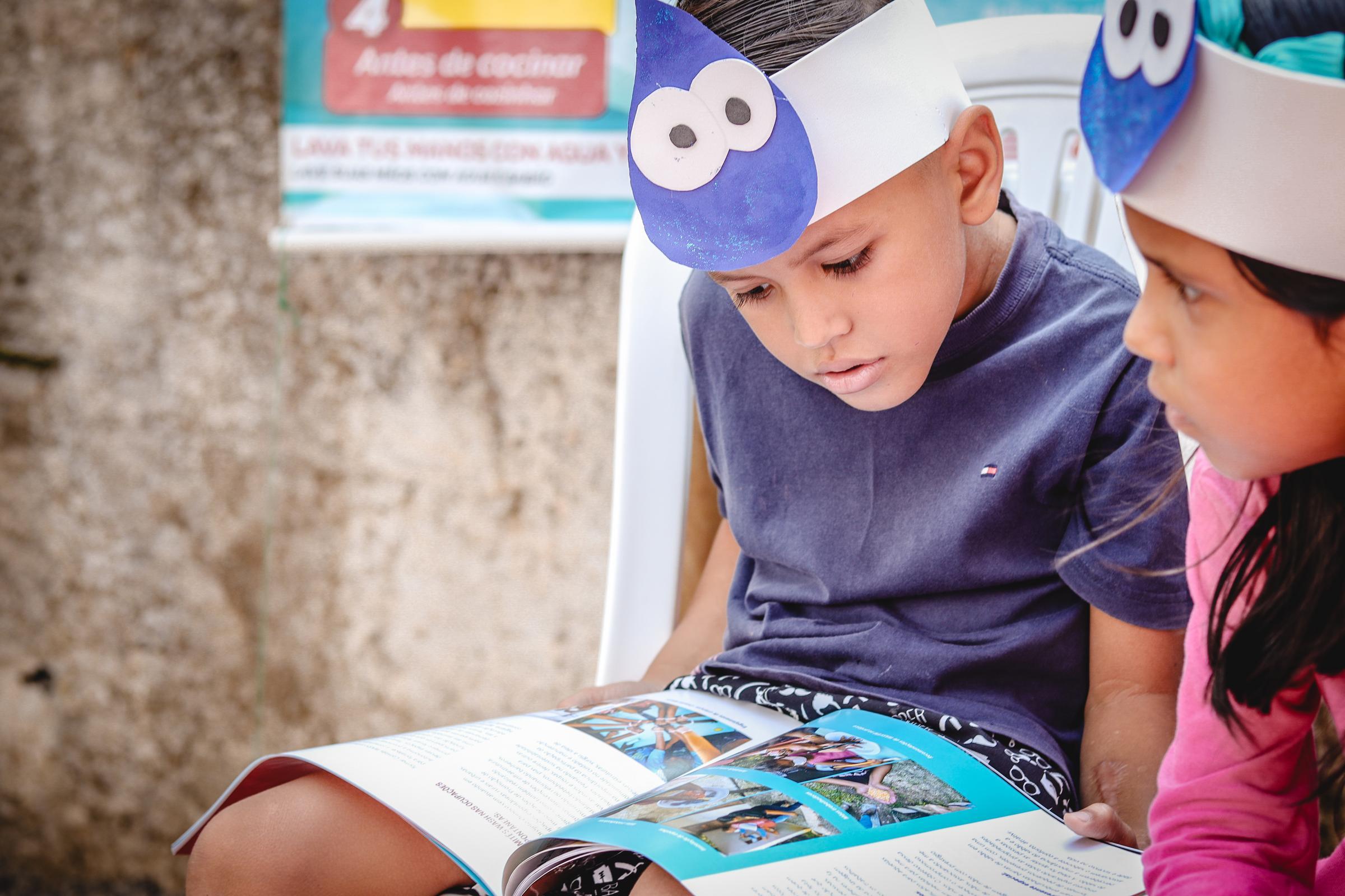 Geflüchtete venezolanische Kinder aus den in ihrer Heimat ausgegrenzten indigenen Gemeinschaften haben es in Brasilien wegen der Sprachbarriere besonders schwer, in der Schule mitzuhalten. Cáritas Brasileira investiert deshalb viel Energie darauf, die Mädchen und Buben für den Unterrichtsbesuch vorzubereiten. (Foto: Cáritas Brasileira, Kindernothilfe-Partner)