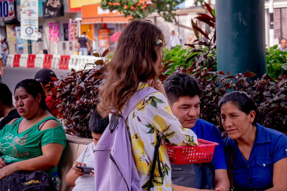 Das venezolanische Mädchen Joskari (12) unterstützt ihre Familie, indem sie in San Juan de Lurigancho (Lima) Süßigkeiten verkauft. (Foto: Gerson Manuel Arteaga Paredes, CESIP) Das venezolanische Mädchen Joskari (12) unterstützt ihre Familie, indem sie in San Juan de Lurigancho (Lima) Süßigkeiten verkauft. (Foto: Gerson Manuel Arteaga Paredes, CESIP)