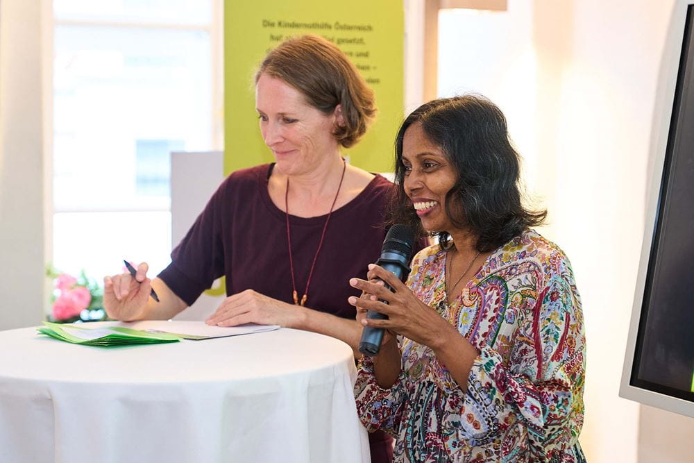 Kindernothilfe Mitarbeiterinnen Julia Drazdil-Eder und Ramya Jirasinghe beim Geburtstagsfest anlässlich 30 Jahre Kindernothilfe Österreich (Foto: zopf-photography.com) Kindernothilfe Mitarbeiterinnen Julia Drazdil-Eder und Ramya Jirasinghe beim Geburtstagsfest anlässlich 30 Jahre Kindernothilfe Österreich (Foto: zopf-photography.com)