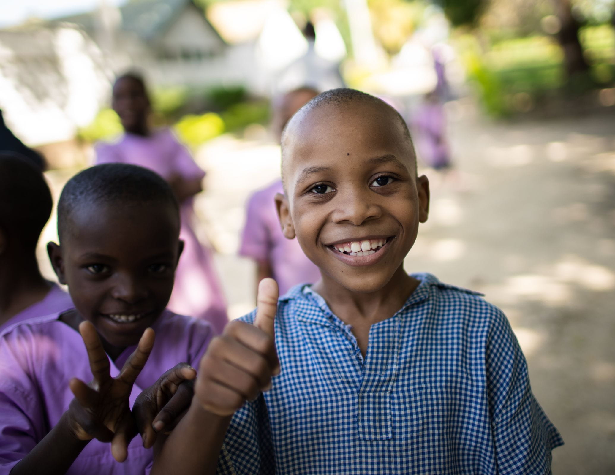 Ein Kenianischer Junge lacht in die Kamera. (Quelle: Lars Heidrich) Ein Kenianischer Junge lacht in die Kamera. (Quelle: Lars Heidrich)