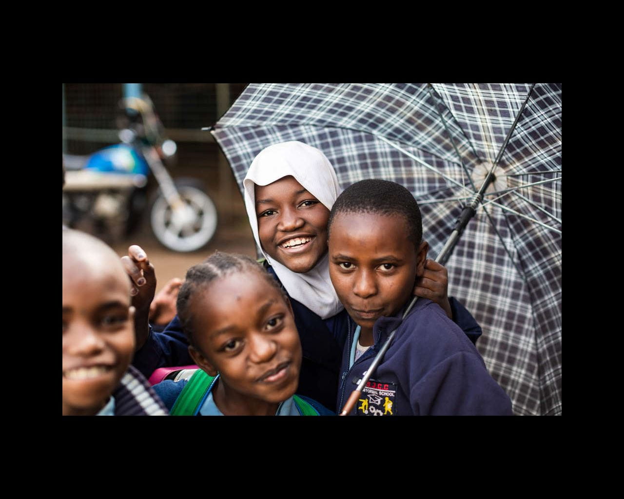Vier Kinder lachen und zwei halten einen geöffneten karierten Schrim über die Schulter (Bildquelle: Lars Heidrich) Vier Kinder lachen und zwei halten einen geöffneten karierten Schrim über die Schulter (Bildquelle: Lars Heidrich)