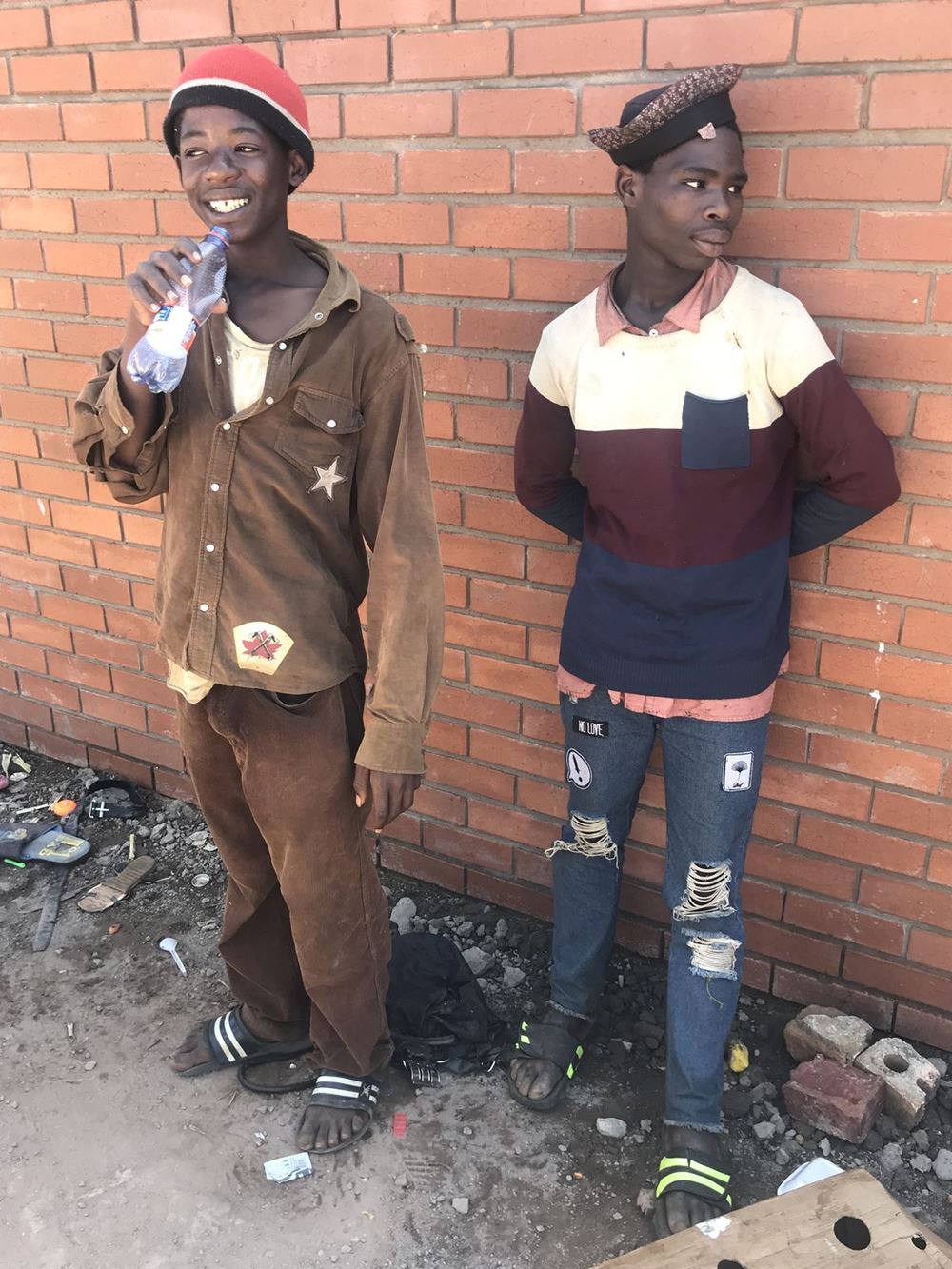 Reportage: Auf den Straßen von Südafrika; Foto: Zwei Straßenkinder vor einer Mauer (Quelle: Sarah Plate / Kindernothilfe) Reportage: Auf den Straßen von Südafrika; Foto: Zwei Straßenkinder vor einer Mauer (Quelle: Sarah Plate / Kindernothilfe)